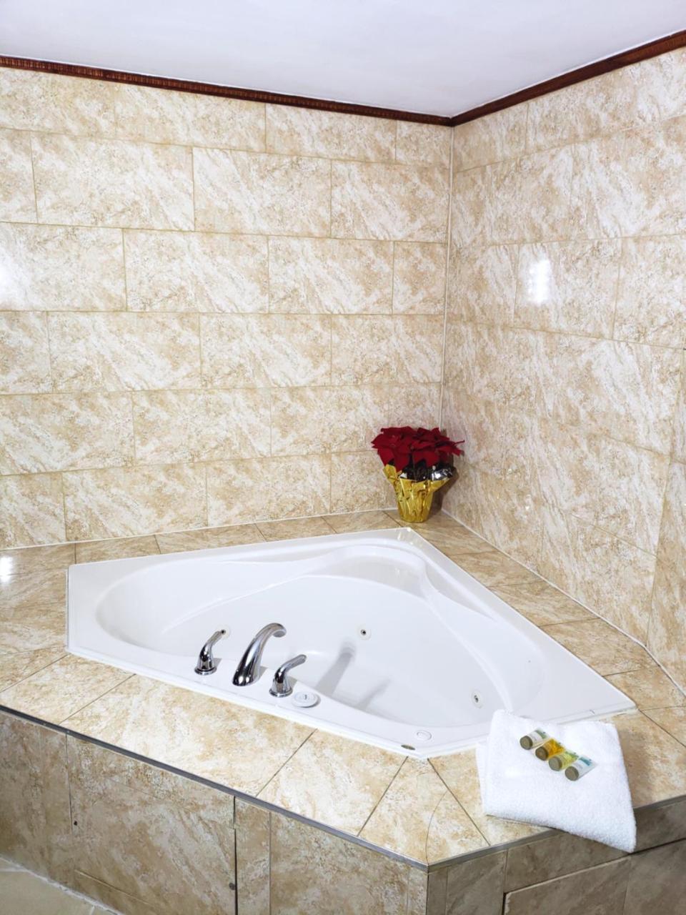 Regency Inn & Suites Κορνουάλη Εξωτερικό φωτογραφία
