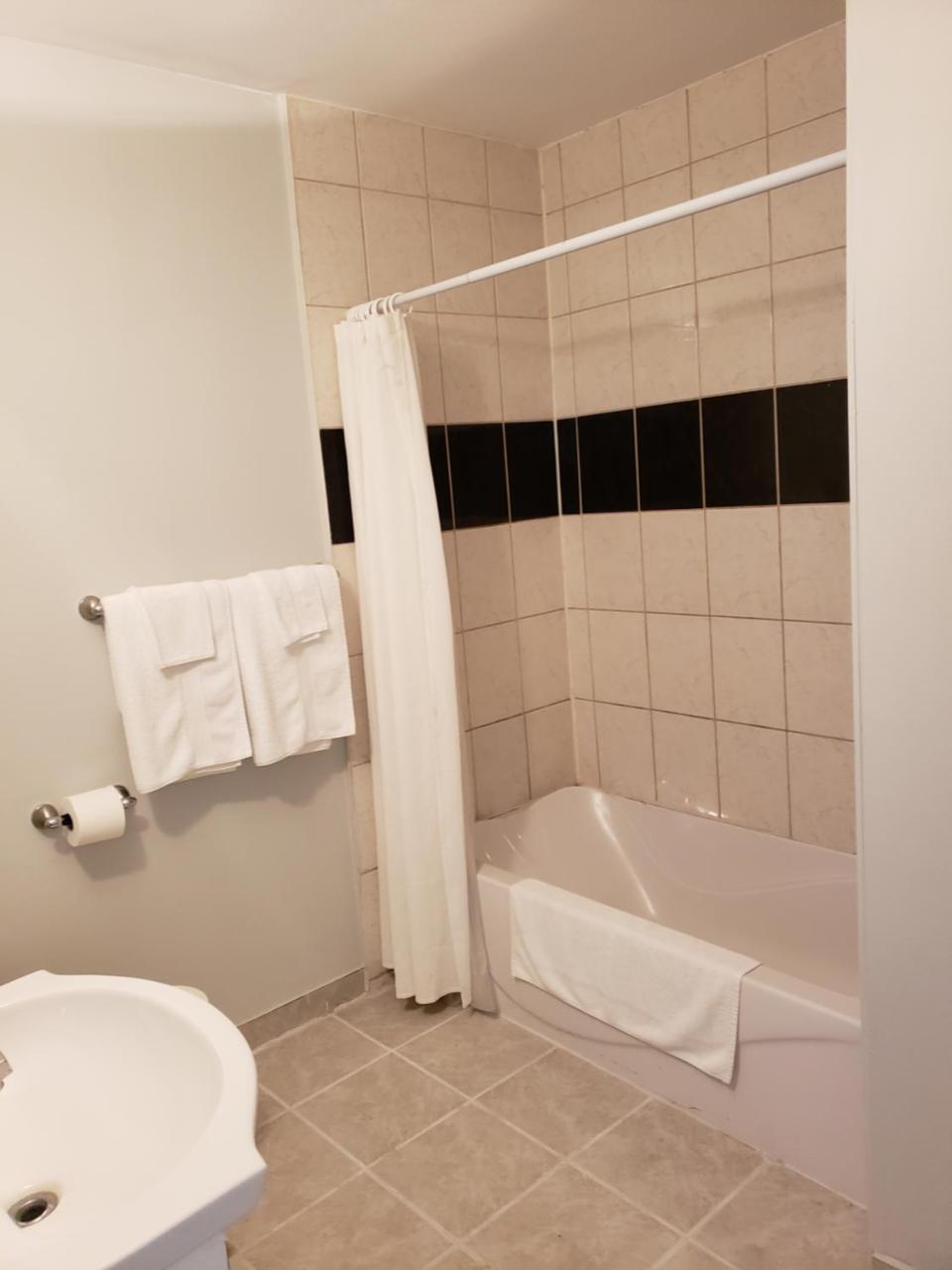 Regency Inn & Suites Κορνουάλη Εξωτερικό φωτογραφία